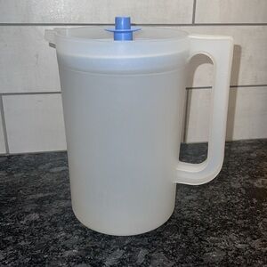 Vintage Tupperware drink container Like new blue lid Still has tight fitting lid